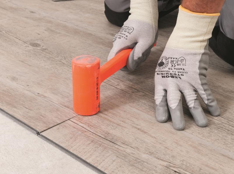 installation_creation_clic_with_mallet