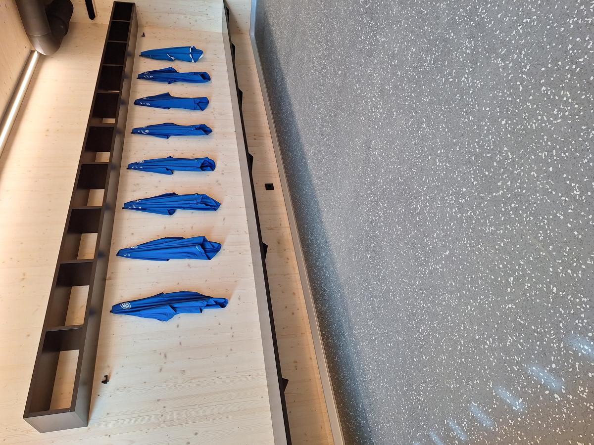 Umkleidekabine mit blauen Trikots