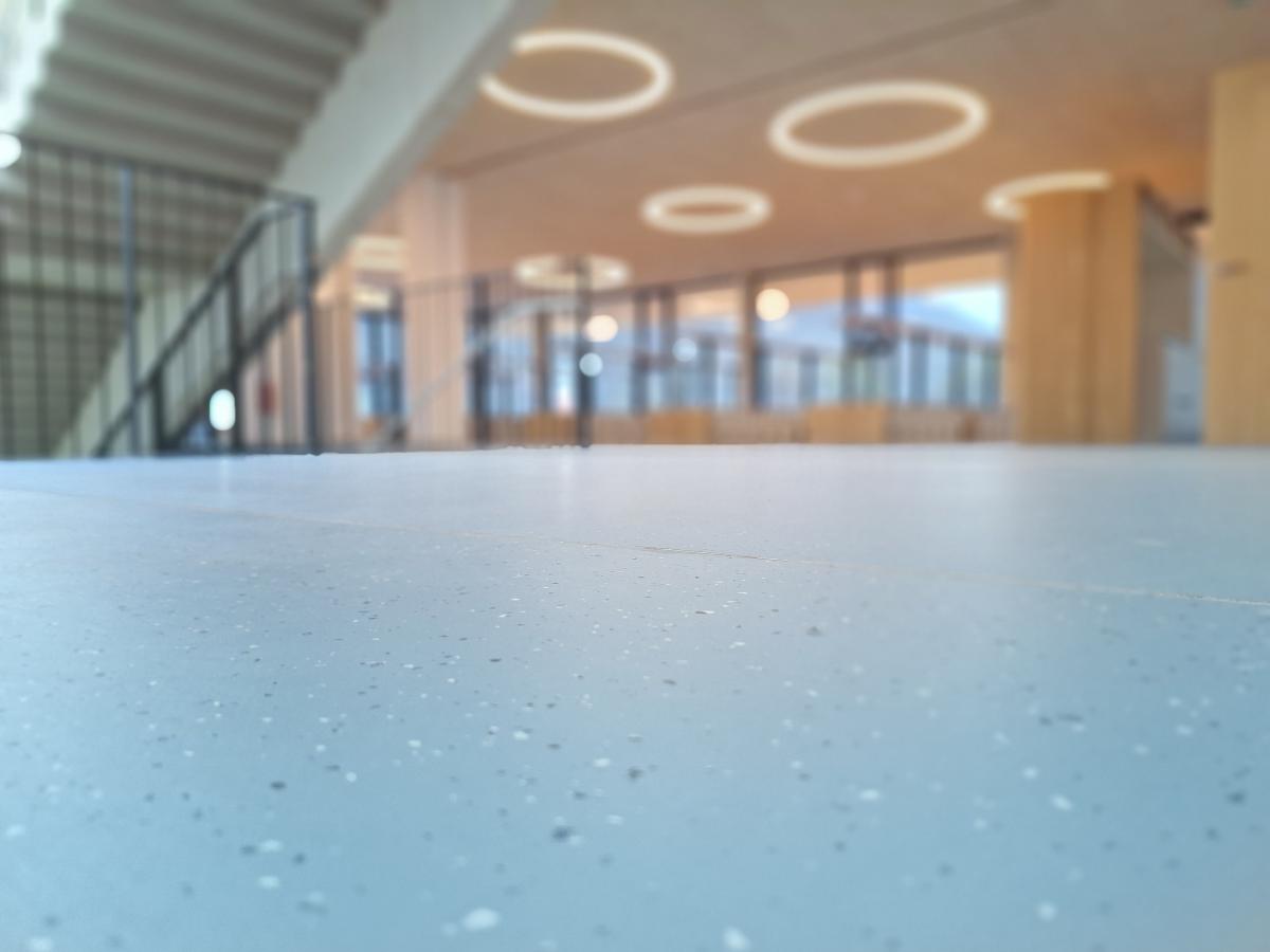 Blauer Boden im Gebäude mit unscharfem Hintergrund